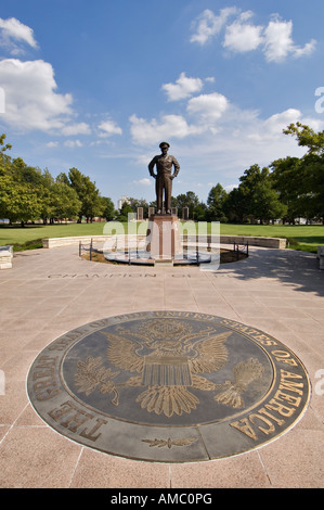 Bronzestatue von Präsident Dwight David Eisenhower mit Plakette des großen Siegels der Vereinigten Staaten von Amerika Stockfoto