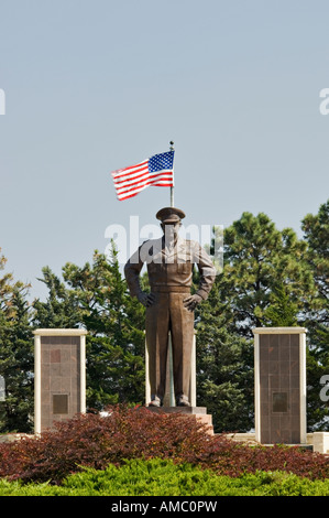 Bronzestatue von Präsident Dwight David Eisenhower mit amerikanische Flagge Abilene Kansas Stockfoto