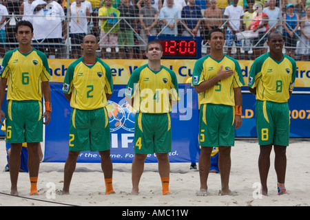 Brasilianischen Strand Fußball World Cup Team 2007 in das Line-up während die Nationalhymne vor dem Spiel mit den Soloman Islands Stockfoto