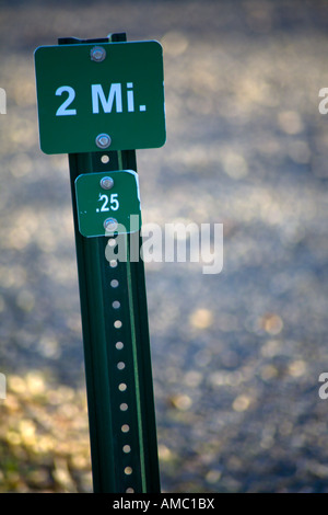 Zwei Meile Markierung am Wanderweg entlang eines Sees Stockfoto