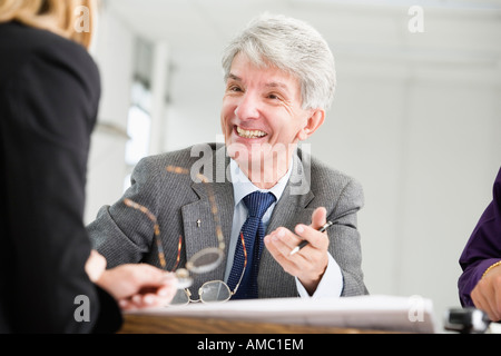 Ein reifer Geschäftsmann lächelnd. Stockfoto