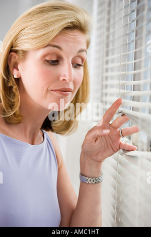 Eine Geschäftsfrau aus dem Fenster schauen. Stockfoto