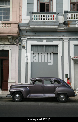 Kuba-Havanna Oldtimer vor einem Haus im Kolonialstil Stockfoto