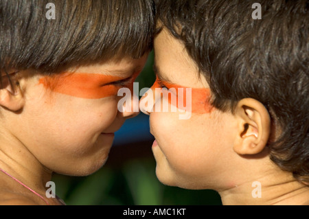 Geo und Kinan ist 6 und 5 Jahre alten Kinder. Sie Leben im Regenwald. Auf dem Bild sind sie wie Mura Indianer gemalt. Stockfoto