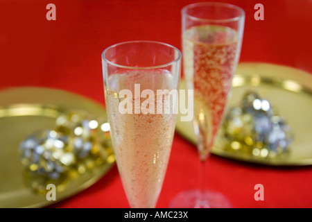 Sektgläser auf einen ausgefallenen Esstisch. Stockfoto