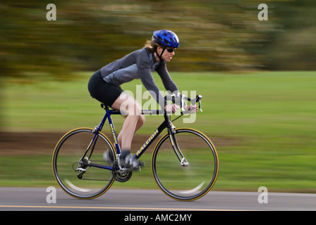 Schwenken Sie Schuss von weiblichen Radsportler im Cherokee Park in Louisville Kentucky Stockfoto