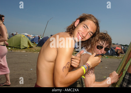 Personen Sie auf dem Campingplatz auf einem Open Air genannt Southside Fesitval in Neuhausen Ob Eck Deutschland Stockfoto