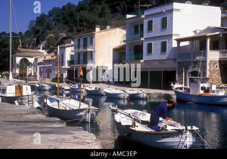 Fischerhäuser umgeben den Hafen im Dorf Cala Figuera Stockfoto