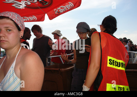 Personen Sie auf dem Campingplatz auf einem Open Air genannt Southside Fesitval in Neuhausen Ob Eck Deutschland Stockfoto