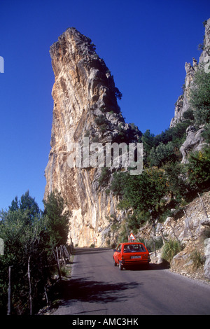 Die kurvenreiche Straße, die seinen Weg an die Küste Dorf Sa Calobra schlängelt sich auf der Insel Mallorca Stockfoto