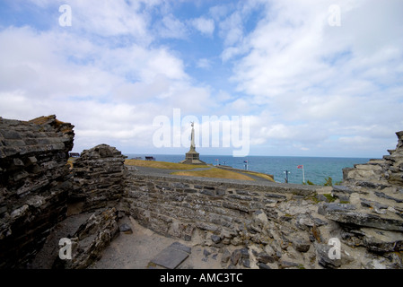 Das Kriegerdenkmal, Blick von der Burg auf der Strandpromenade von Aberystwyth in Mid Wales Stockfoto