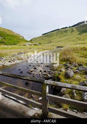 Das saubere Wasser des Flusses Irfon im Cwm Irfon Valley in der Nähe von Llanwrtyd Wells, Powys Mitte Wales Stockfoto
