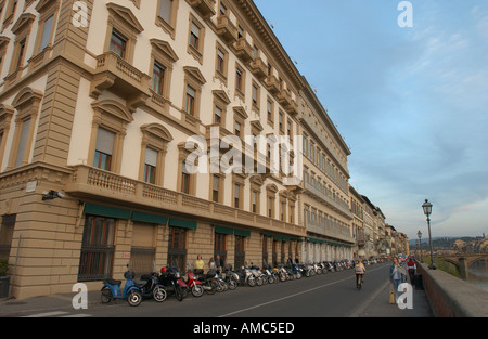 Straße von Florenz Italien Fluss Arno Wolke Wolken Radfahrer Balkone Brücken Fahrrad Fahrräder bauen Bogen Bögen Architektur Stockfoto