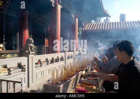 Anbeter Blitz Weihrauch im Wong Tai sin Tempel Stockfoto