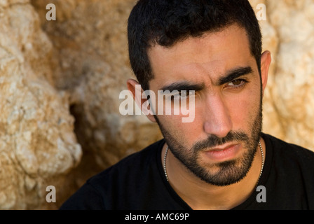 Ein zorniger junger arabischer Mann Nahaufnahme Stockfoto