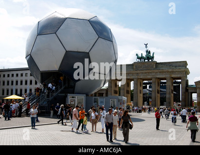 Fußball strukturieren gegenüberliegenden Brandenburger Tor WM 2006 Berlin Deutschland Stockfoto