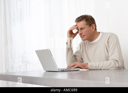 Mann mit Laptop Stockfoto