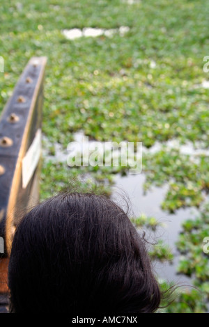 Mädchen auf dem Bug von einem Hausboot in den Backwaters in der Nähe von Alappuzha oder Alleppey, oft als das "Venedig von Kerala" Stockfoto