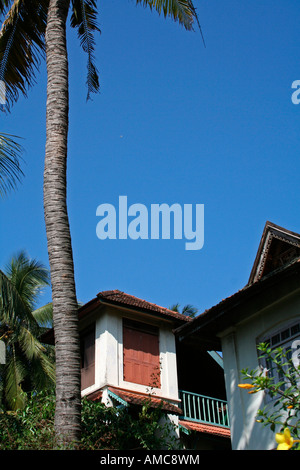 Typischen Kerala-Haus mit einem vollkommen klaren, blauen Sommerhimmel als Kulisse silhouettiert Stockfoto