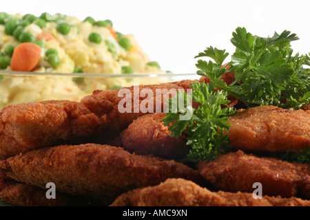 Weihnachten frittierte Schweinekoteletts mit Kartoffelsalat Mayonnaise festliches Abendessen Essen auf dem Tisch Vorderansicht niemand horizontal in den USA Hi-res Stockfoto