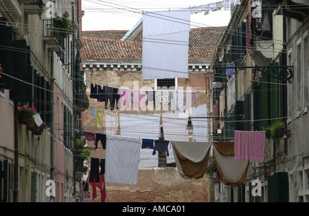 Wäsche auf einer Wäscheleine zwischen Gebäuden in Venedig Italien ausgesetzt Stockfoto