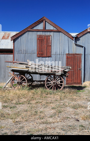 Wellblech A förmige Dach bauen Details und einem alten flach Tabletop Wagen Rutherglen NE Victoria Australien Stockfoto