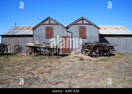 Wellblech A förmige Dach bauen Details und einem alten flach Tabletop Wagen Rutherglen NE Victoria Australien Stockfoto