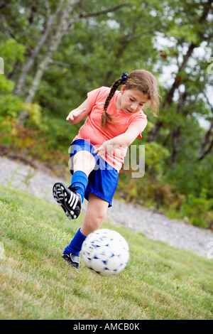 Ansicht eines Mädchens mit deformierten Hand Fußball zu spielen. Stockfoto