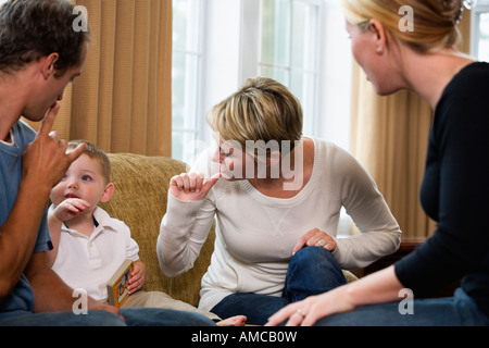 Familie in Gebärdensprache unterhalten. Stockfoto