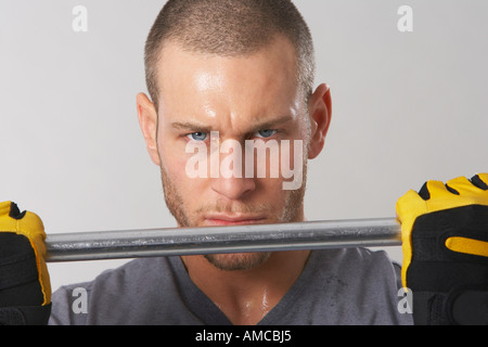 Mann heben Gewichte Stockfoto