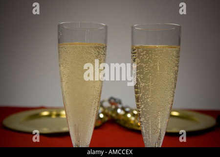Sektgläser auf einen ausgefallenen Esstisch Stockfoto