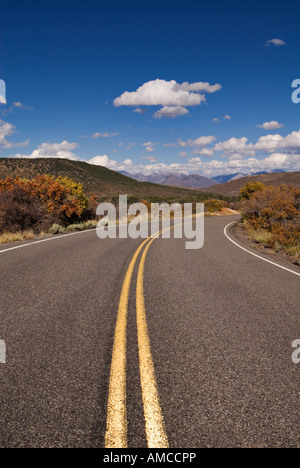Kurvenreiche Straße mit Blick auf die Elch-Berge im Herbst Black Canyon des Gunnison National Park, Colorado Stockfoto