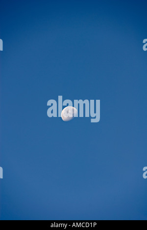 Ein halber Mond in eine weite des blauen Himmels Stockfoto