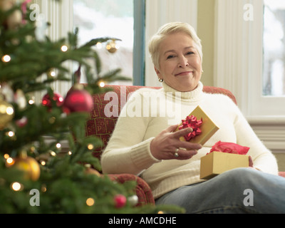 Frau Eröffnung Geschenk Stockfoto