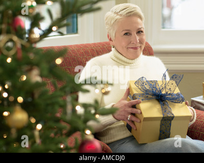 Frau Eröffnung Geschenk Stockfoto