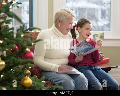 Mädchen erhalten Weihnachtsgeld von Großmutter Stockfoto