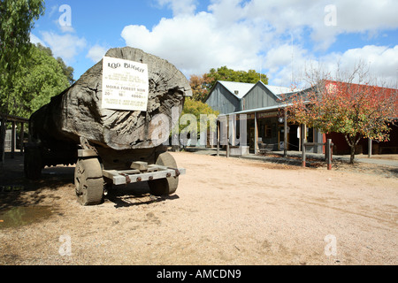 Redgum Buggy in der Regel gezeichnet von Bullock Teams ca. 1870 s Log Länge 20 ft Umfang 18 ft Murray Esplanade Echuca Victoria Australien Stockfoto