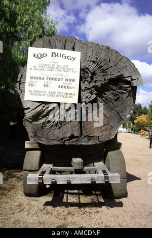 Redgum Buggy in der Regel gezeichnet von Bullock Teams ca. 1870 s Log Länge 20 ft Umfang 18 ft Murray Esplanade Echuca Victoria Australien Stockfoto