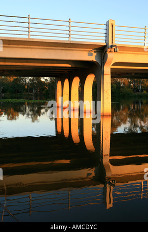 Brücke über See Benalla Heimatstadt von Ned Kelly bekannt als Kelly Land Benalla North East Victoria Australien Stockfoto