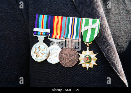 Vier Medaillen der Tapferkeit getragen von Kriegsveteran auf Anzac Tag, Australien Stockfoto