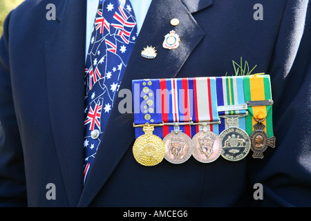 Fünf Medaillen der Tapferkeit getragen von Vietnam-Krieg-Veteran auf Anzac Tag, Australien Stockfoto