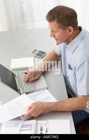 Mann am Schreibtisch arbeiten Stockfoto