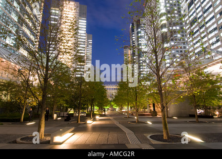 Abendansicht der modernen Bürohochhäuser und Landschaftsgestaltung im Shinagawa Tokyo Japan Stockfoto