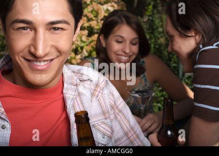 Junge Menschen mit Getränken Stockfoto