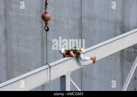 Stahl Arbeiter auf I-Beam Stockfoto
