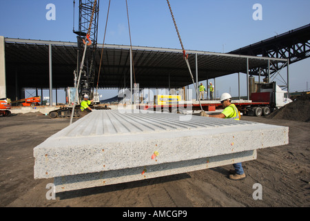 Lagerhaus Bau mit vorgefertigten Betonwand Abschnitte Stockfoto