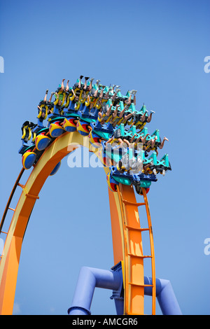 Hängen zehn Roller Coaster Ride im Themenpark Stockfoto