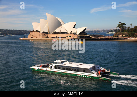 P.j Rivercat Teil der Sydney Harbour-Flotte Abfahrt vom Circular Quay, wie es vorbei an der Oper von Sydney geht Stockfoto