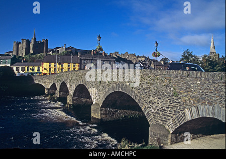 ENNISCORTHY CO WEXFORD REPUBLIC OF Irland EU Oktober Suche entlang Brücke über den Fluss Slaney in Richtung dieser historischen Stadt Stockfoto