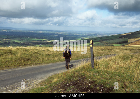 BLACKSTAIRS MOUNTAINS CO WEXFORD REPUBLIC OF Irland Oktober Woman Back Packer Mount Leinster Drive entlang Stockfoto